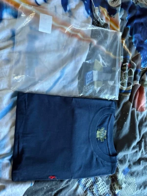 Mörkblå t-shirt från Polo Ralph Lauren - Snygg mörkblå t-shirt från Polo Ralph Lauren med klassisk passform och röd broderad logga på bröstet. Tillverkad i mjuk bomull och har rund halsringning samt korta ärmar. Perfekt för en stilren och avslappnad look.