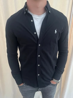 Ralph Lauren skjorta - Sjukt snygg skjorta från Ralph Lauren. Nyskick. Strl S, personen på bilden är 185 cm lång. Skicka gärna prisförslag. Kika in min profil för mer schyssta plagg