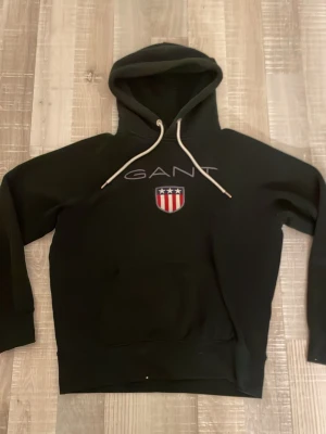 Gant hoodie - säljer en svart Gant hoodie som jag inte använder längre, är i väldigt gott skick! ge gärna prisförslag och tveka inte att kontakta mig om du har frågor!