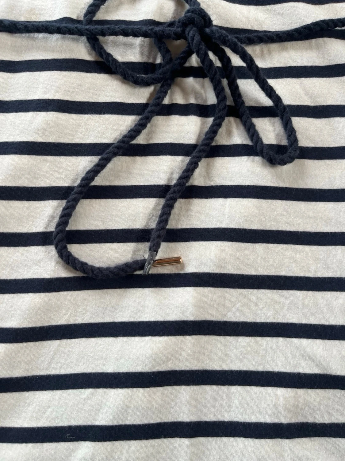 Randig kort klänning med knytband - 1