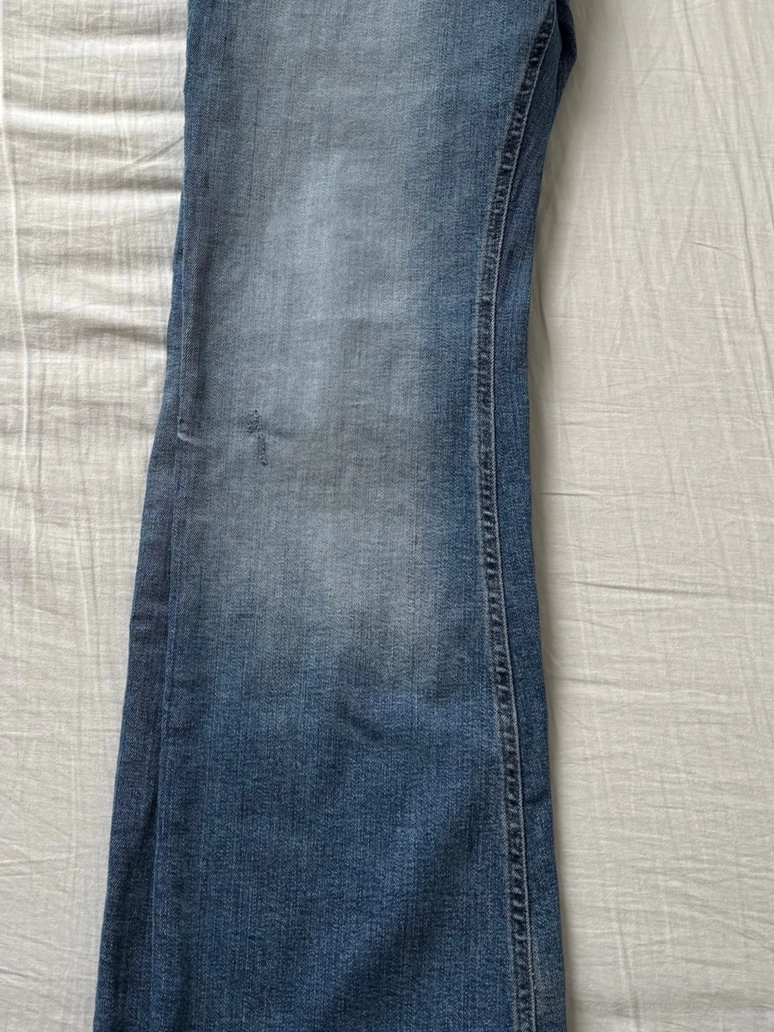 Blå bootcut jeans med slitningar - 3