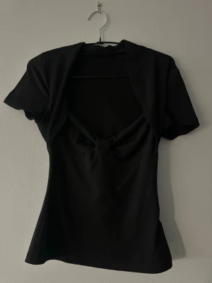 Bolerotopp - Assnygg topp med tillhörande bolero (boleron sitter fast i tröjan)🫶🏻 Endast använd några enstaka gånger! Perfekt festtopp