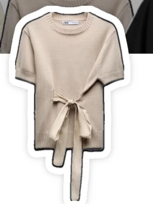 Beige kortärmad tröja med knytband - SÖKER!!! Söker denna tio från Zara med en knyt rosett framtil, jag söker storlek xxs eller xs. Hör av er om ni har en sådan o vill sälja! 