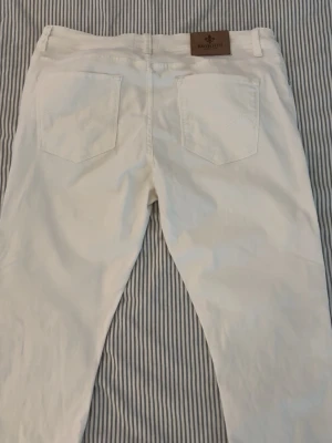 Vita Morris Jeans - Vita Morris jeans med riktigt fet passform, Sitter även sjukt snyggt på benen och passar perfekt till loafers och andra sköna sommarskor. Enkla att matcha till många olika outfits. Storlek W36 L34 och i fint skick ✨  Vid intresse är det bara att lägga ett bud eller skriva vid minsta fråga eller fundering 🔥