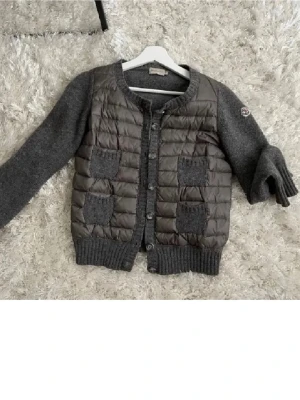 SÖKER EN Moncler grå ELLER grön quiltad cardigan - SÖKER!