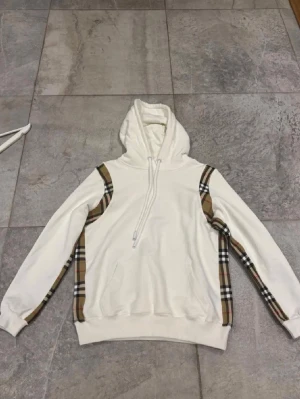 B hoddie - Kom privat för mer intresse om tröjan 