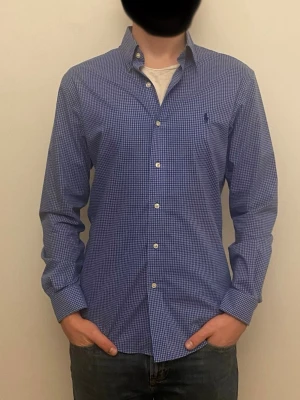 Ralph lauren skjorta  - Snygg ralphlauren skjorta i bra skick, litet hål nere till höger på tröjan. (Hålet är av samma storlek som en ruta på tröjan)