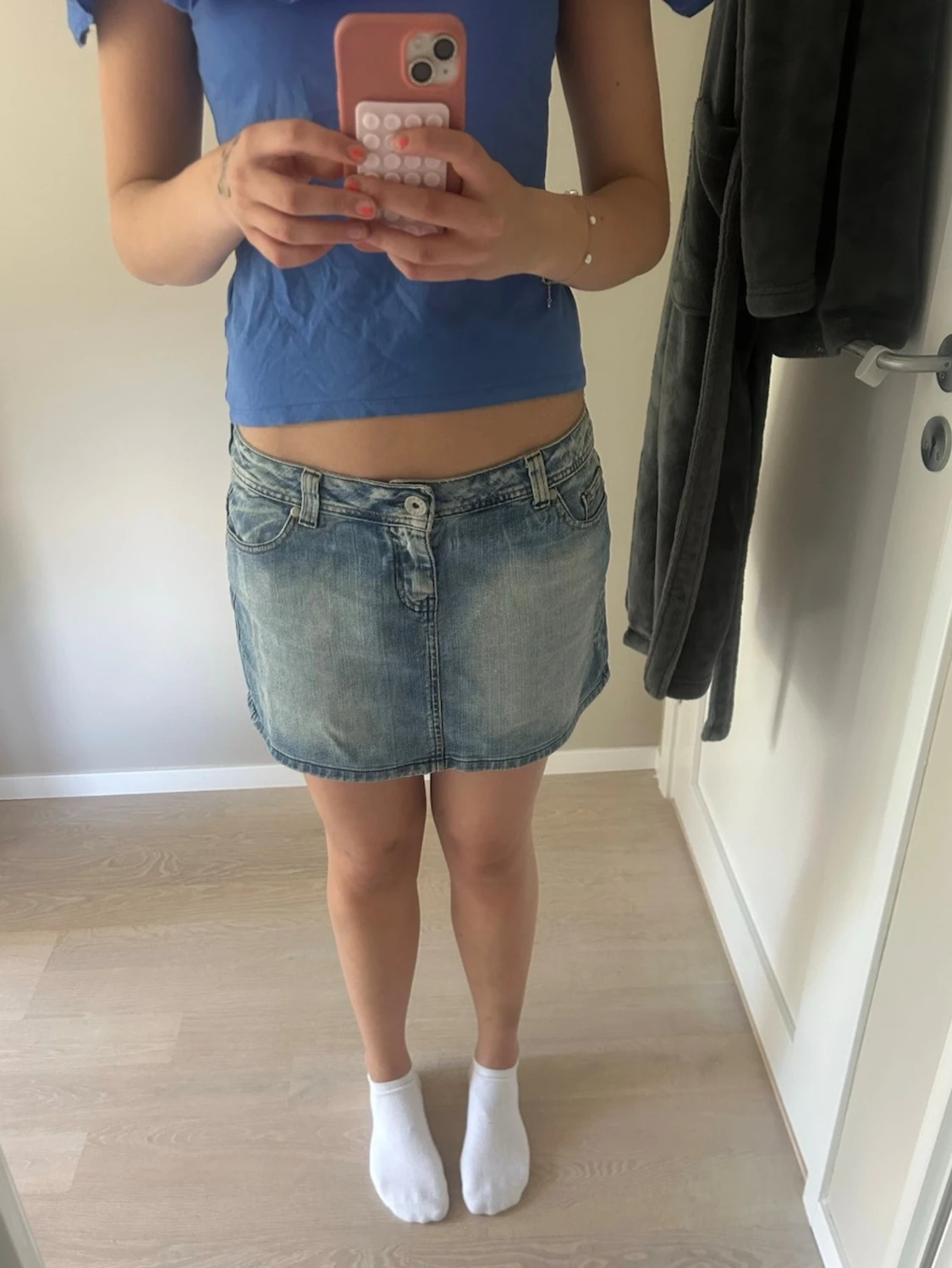 Ljusblå lågmidjad jeanskjol med fickor