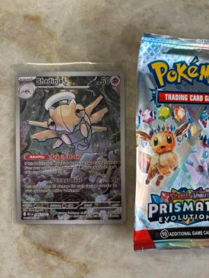 Illustrain Rare Shedinja Pokemon - Säljer min illustration rare av Shedinja. Om jag skulle ge en PSA rating är det en stark 9a ᕙ(⇀‸↼‶)ᕗ 