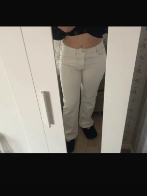 Vita  jeans  - Snygga vita jeans från Gina tricot.  Bra skick, använda ett fåtal gånger.