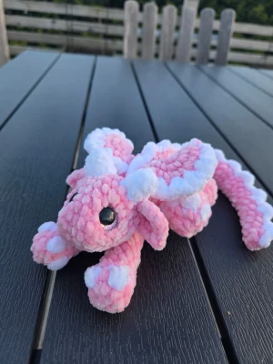 Virkad drake - Rosa söta virkad drake med vita detaljer