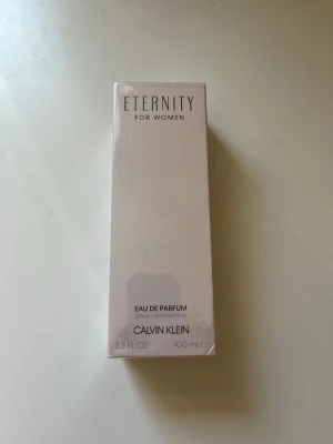 Eternity For Women parfym 100 ml - Helt ny Eternity For Women Eau de Parfum från Calvin Klein i en stilren, rektangulär förpackning i ljusrosa nyans. Flaskan rymmer 100 ml och är perfekt för dig som gillar klassiska och fräscha dofter. En ikonisk parfym med feminin känsla. Hör av er vid minsta lilla fråga och priset kan även diskuteras vid snabb affär. 