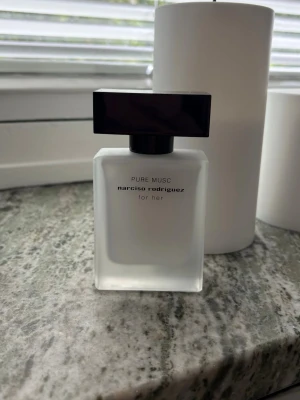 Nytt! Narciso Rodriguez Pure Musc for Her - Säljer en stilren parfym, Pure Musc for Her från Narciso Rodriguez. Flaskan är mattvit med svart, rektangulärt lock och minimalistisk design. Perfekt för dig som gillar eleganta och moderna dofter. Säljs den för köpte fel. Den är nytt och oanvänd 