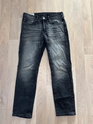 Svarta H&M jeans - Svarta H&M jeans med rak passform. Storlek W32, L32. Mycket bra skick.