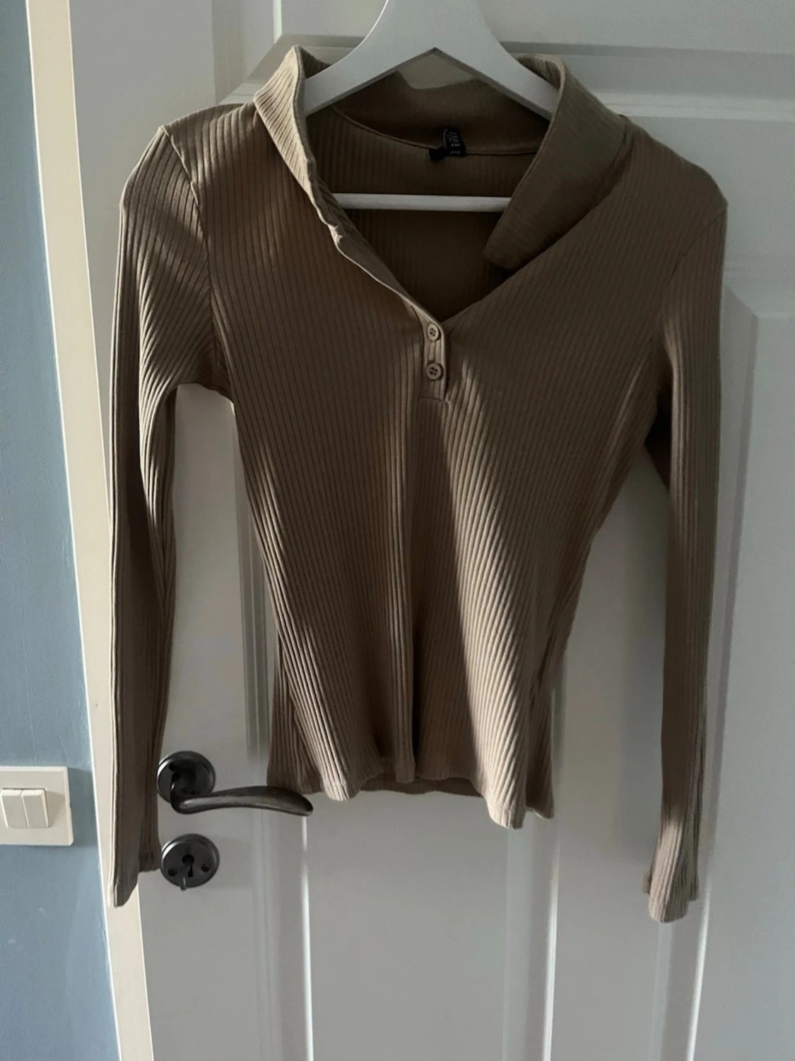 Beige ribbad långärmad topp