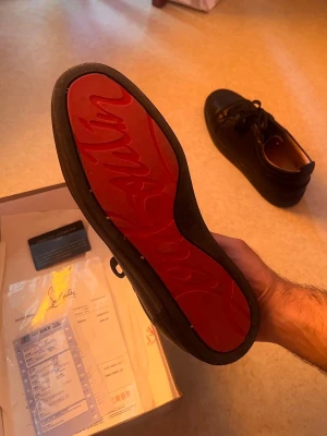 Christian Louboutin - Svarta sneakers i mjukt läder. Låg siluett, svarta skosnören, diskret logga. Inget flashigt, bara riktigt snygga och tidlösa. Kommer med originalkartong och dustbag (Allt).  De här är gjorda för dig som uppskattar detaljer. Perfekta till det mesta.