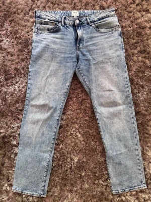 Ljusblå raka jeans från Weekday - Snygga ljusblå jeans från Weekday i rak modell med klassisk femficksdesign. Jeansen har en tvättad look och normal midja. Perfekta för en avslappnad stil och tillverkade i bomull för skön känsla.