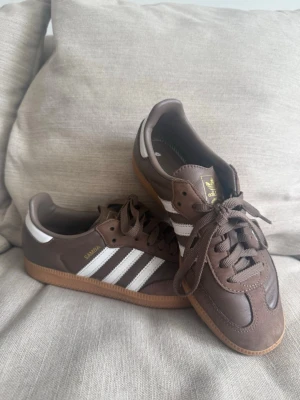 Bruna Adidas Samba - Säljer dessa bruna adidas samba då de inte kommer till användning. Använt ett fåtal gånger men är i mycket fint skick. De är i storlek 38 2/3 och passar mig som normalt har 39.