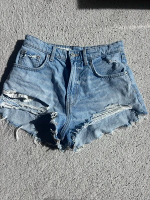 Ljusblåa jeansshorts  - Jättefina! Inte så använda. Inga skadar så långt jag kan se!