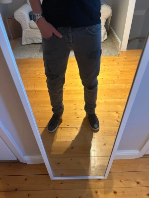 Dondup George Jeans - Dondup George Jeans i mycket bra skick | Storlek och mått: W33, Längd ca 103cm, Midja ca 40cm📏| Vid frågor eller diskussion om pris är det bara att skriva✍🏼| Frakt inom 48h📦