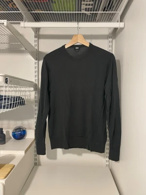 Mörkgrön stickad tröja från Uniqlo - Säljer denna riktigt snygga mörkgröna tröja från uniqlo. Tröjan har ett litet hål på vänster axel men inget som märks av och det går att laga. Kontakta för mer bilder eller vid du funderingar!