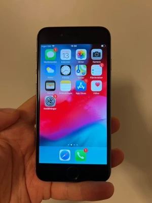 iPhone 6 i rymdgrå från Apple - Säljer en iPhone 6 i rymdgrå färg med klassisk rundad design och aluminiumram. Telefonen har en 4,7-tums skärm, Touch ID och smidiga volymknappar på sidan. Perfekt för dig som vill ha en stilren och enkel mobil. 16GB