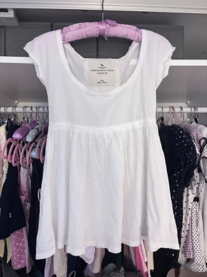 Abercrombie babydoll - Abercrombie babydoll topp stl S no photos on, has a stain on the shoulder