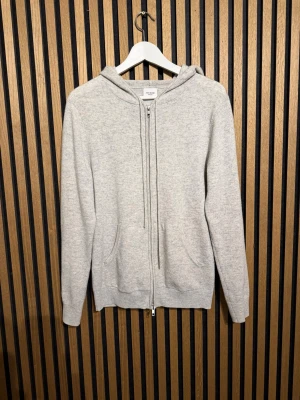 Kashmir hoodie - Säljer min riktigt snygga zip up hoodie från John Henric. Tröjan är i mycket bra skick förutom ett litet hål i armhålan på bild 4. Nypris ligger på 2999.