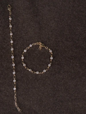 Guldfärgat armband med kristaller  - Säljer guld pläterat armband i 18k med CZ kristaller🌸 Grundmaterialet är mässing!  Om du har frågor om mått mm så är det bara att höra av sig!💗 Det är mitt UF-företag som har sålt dessa smyckena!☺️ Säljer två stycken: 2/2