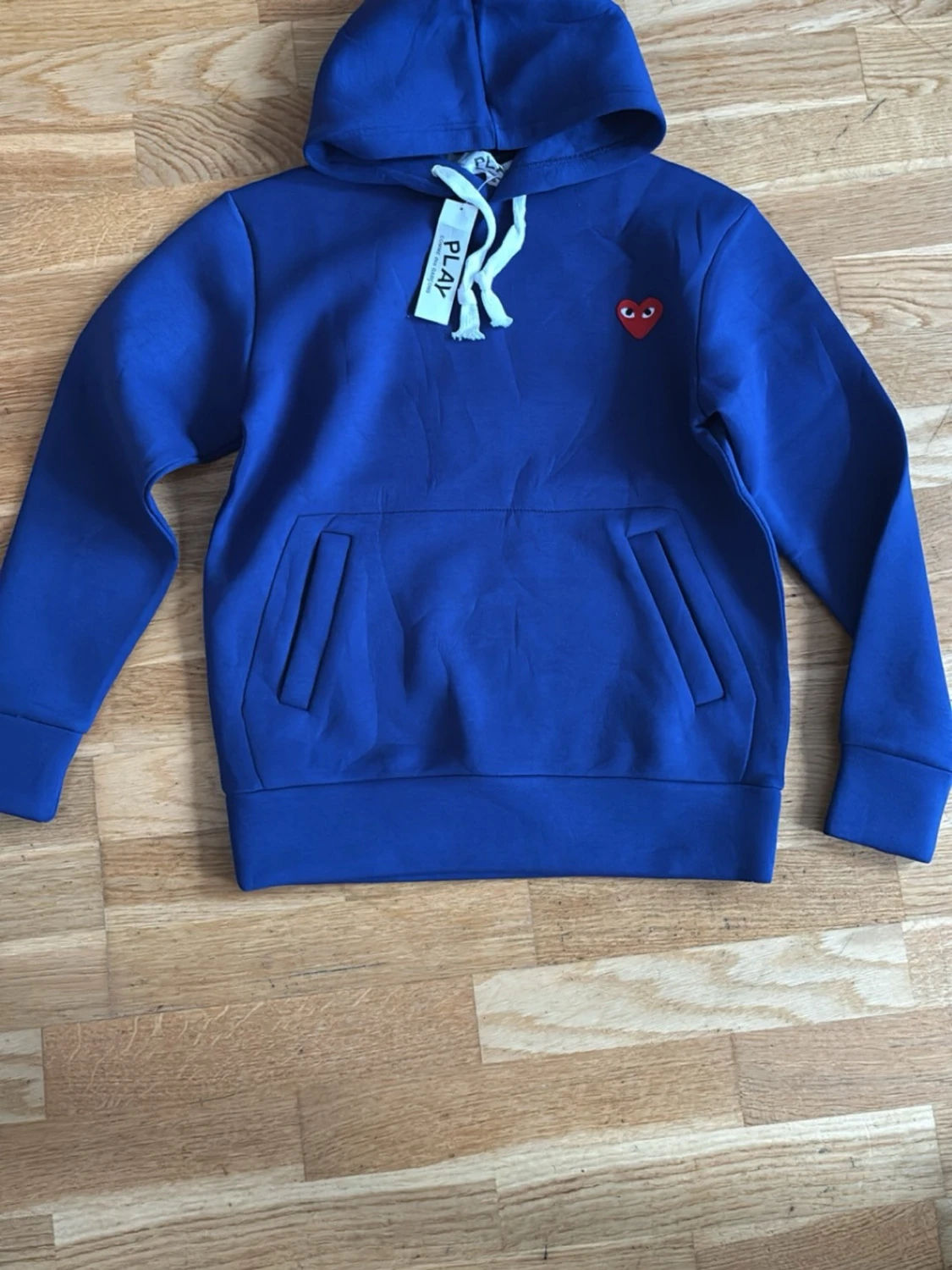 Blå hoodie från Comme des Garçons Play