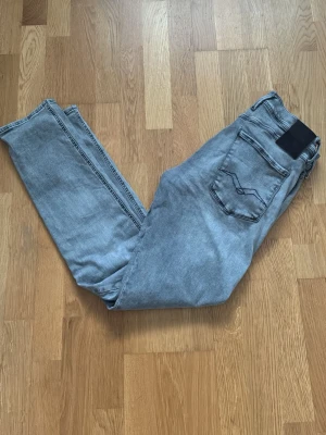 Gråa replay anbass jeans i 33/32 - Grå replay jeans som jag ej använder längre, bra skick och inga defekter