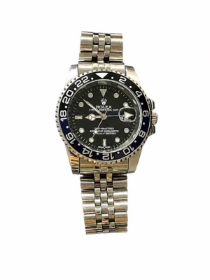 Role GMT-Master II svart/silver klocka - Snygg Rolle GMT-Master II med svart urtavla och tvåfärgad svart och blå vridring. Klockan har en robust länk i rostfritt stål och tydliga indexmarkeringar. Klassisk design med datumfönster och ikonisk Role-logga på urtavlan.
