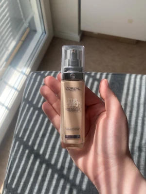 L'Oréal True Match Foundation 1.N - L'Oréal True Match Super-Blendable Foundation i nyansen 1.N Neutral. Kommer i en genomskinlig glasflaska med pump och silvrigt lock. Ger en naturlig finish och är lätt att applicera tack vare den smidiga pumpen. Perfekt för dig som vill ha en jämn och fräsch bas.