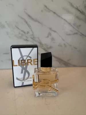 Yves Saint Laurent Libre Eau de Parfum - Nästan ny, endast 8 sprut använda. Säljs då varken jag eller min mamma passade i doften.  Köpt för 800 kr till ordinarie pris. Äkta produkt, komplett med kartong (se bild).  Pris kan diskuteras vid snabb affär, skickar snabbt! Hör av er för frågor😊