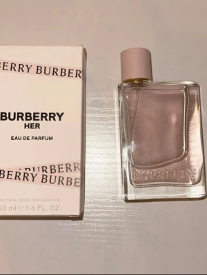 Burberry Her Eau de Parfum 50ml - Säljer min Burberry Her Eau de Parfum i 50 ml, i fint skick. 