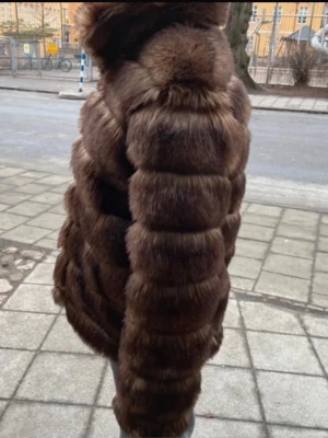 Brun fluffig pälsjacka med krage - Säljer denna fina pälsjacka från nelly. Storlek M, finns ingen storleks lapp då jag köpte den så. Super fin nu till våren!❤️