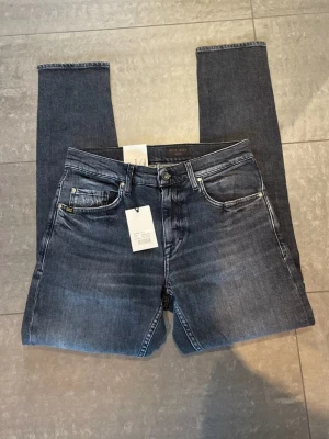 Tiger Of Sweden Jeans Nya - Helt nya Tiger of sweden jeans med lappar och allt orört💯Snygg färg med skön wash för riktigt bra pris jämfört med nypris på cirka 1599kr💔Skicka prisförslag och tveka inte på att skriva vid frågor!