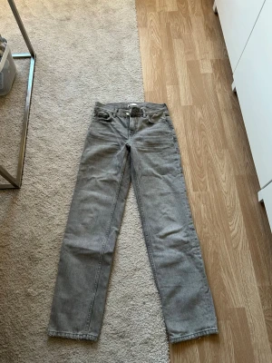 Straight jeans från Gina Tricot  - Ljusgrå straight midwaist jeans från Gina i storlek 34