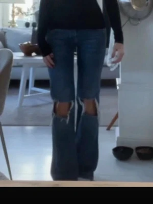 Supersnygga jeans  - Säljer superduper snygga jeans med otroligt bra passform från lager 157 i storlek S. Tyvärr kommer de inte till användning så ofta så lika bra att sälja de. Köpte för 400kr och knappt använda så inga defekter. Passar mig bra som är ca 168-170 och ofta bär strl  xs-m.  Hör av er vid frågor eller funderingar!!💞