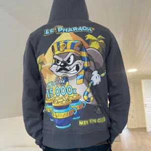 Le pharaoh max win hoodie - Max win hoodie ifrån hacksaw, Nypris 780€.