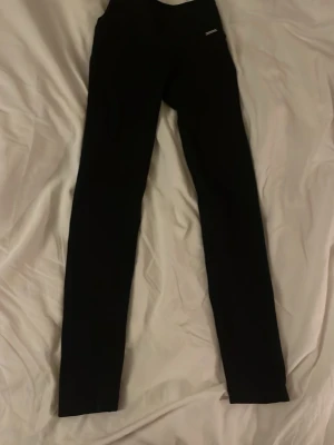 Svarta tränings byxor  - Svarta träningsbyxor från amin, de är ribbade. 