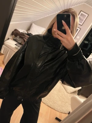 Skinnjacka  - Skinnjacka från bershka i storlek M, använd 2 gånger. Superfint skick! Nypris 709kr. 