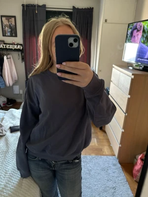 Mörkblå oversized sweatshirt - En enkel och snygg mörkblå sweatshirt med rund hals och långa ärmar. Tröjan är oversized och har ribbade muddar vid ärmslut och nederkant. Perfekt för en avslappnad look och passar bra till jeans.