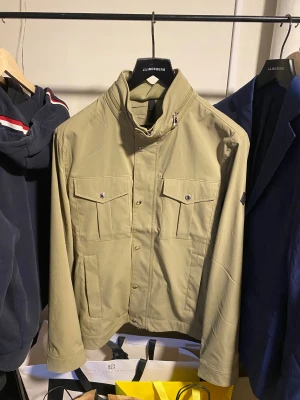 J.Lindeberg Bailey  - Tjena! Säljer denna riktigt eftertraktade Bailey jackan för endast 1099kr | Nypris - 3400kr | Skick - 9/10 | Size - L | Medföljer - Og/Tags | Tveka inte att höra av dig ifall du har några frågor eller funderingar! 