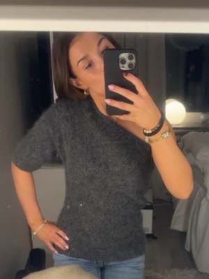 Grå off shoulder topp i mohair mix - Super trendig off shoulder ifrån Zara alpacka ull bal ding 59%. OBS ddt står L på etiketten men den är liten i storlek så den passar mer XS-M  Mått rakt över är  51 cm över byst, 45 cm i midjan och ca 60 cm i längd!