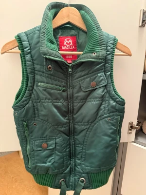 Väst  - En jättefint dam väst,  är i Storlek M men den är mindre i storleken så den passar även S och XS 