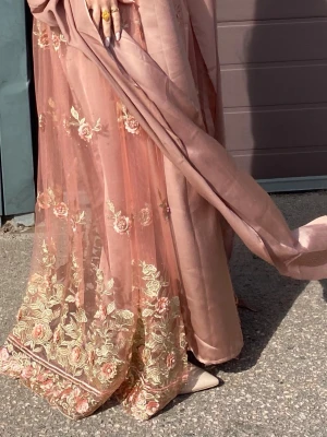 Kurdiskklänning  - En jättefint klänning, två delar. Använd bara i några timmar. Storlek xs-s passar även M då klänningen går att justera på baksidan. 