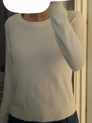 Vit stickad tröja med rund hals - Super fin stickad vit tröja från Vila! I strl M men är som S 💓💓 