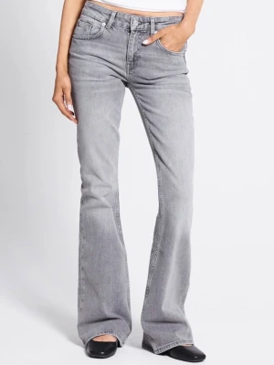 Grå bootcut jeans  - Snygga grå bootcut jeans. Jeansen har utsvängda ben och är tillverkade i denim. Perfekta för en trendig och avslappnad stil. (De är endast testade då jag råkade dra av lappen) köpt för 400 säljer för 300
