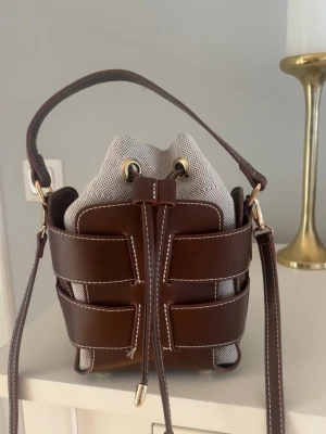 Brun bucket bag - Snygg bucket bag brun köpt på vinted, kom med prisförslag vid snabbt köp.